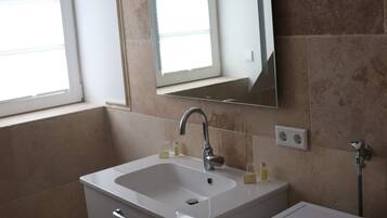 Dusche, Haartrockner, Handtücher, Seife