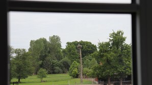 A view of a green field with trees and a fence. - Welcome to the Boskop vacation apartment (Stade)