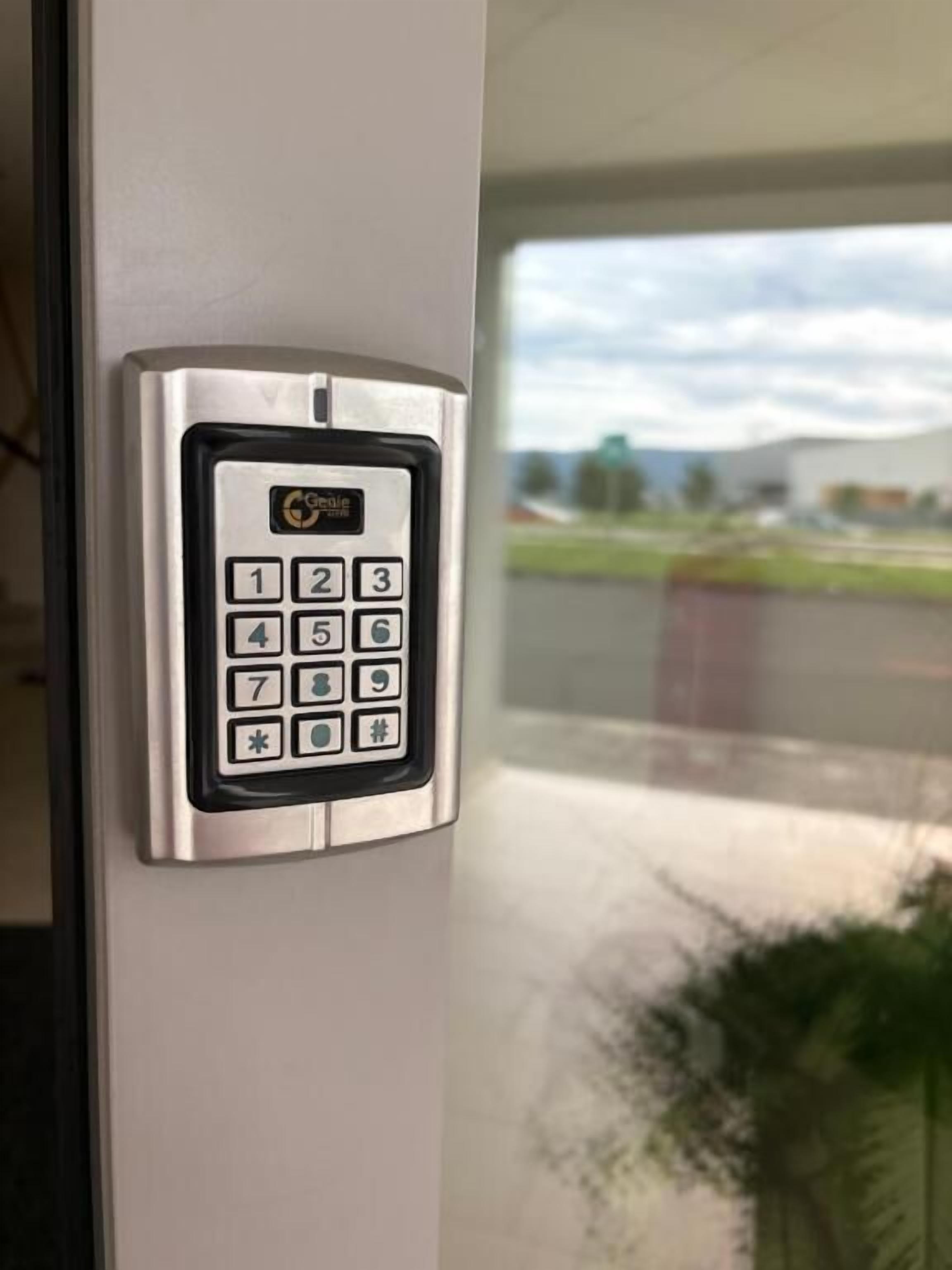 Cerradura electrónica con teclado en una puerta, probablemente de una habitación de hotel u oficina.