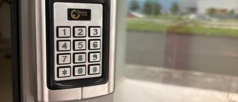 Cerradura electrónica con teclado en una puerta, probablemente de una habitación de hotel u oficina.