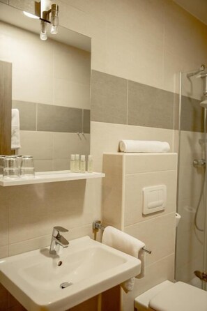 Classic Double Room | Bathroom | Shower, free toiletries, towels, soap - Krško garni (Leskovec pri Krškem)