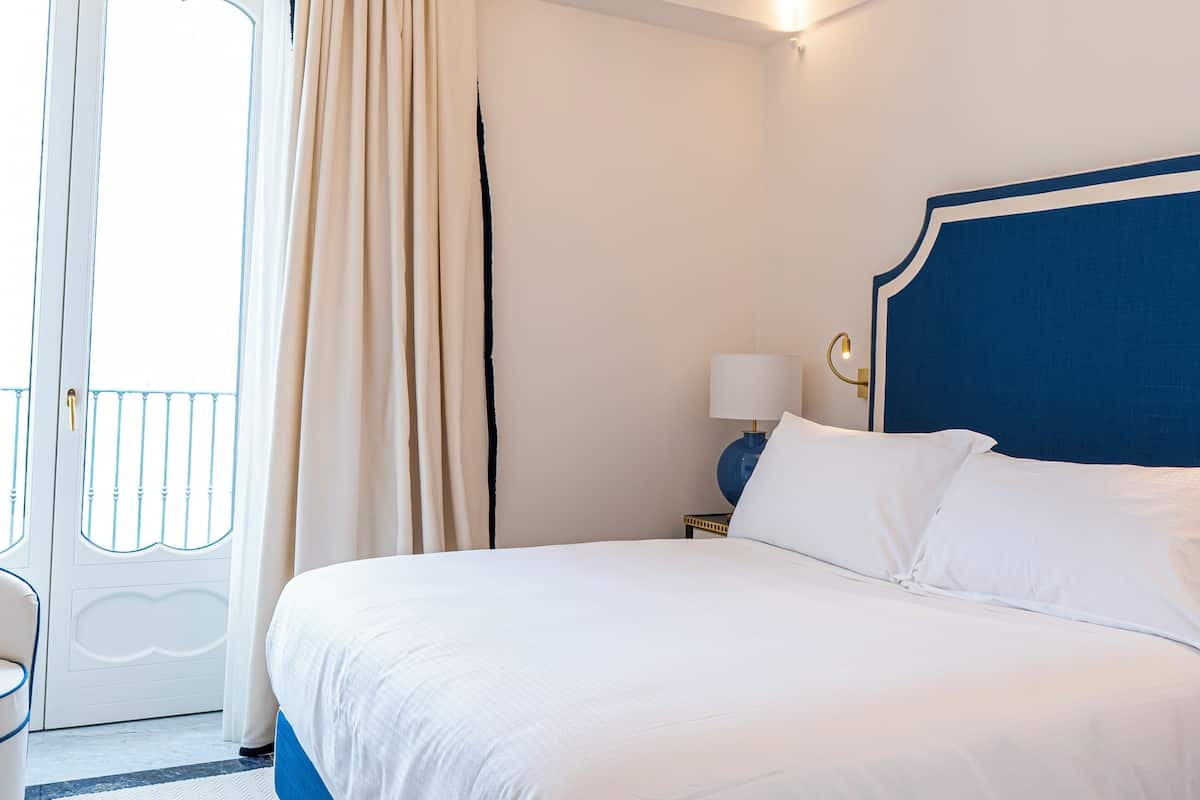 In-room safe, soundproofing, free WiFi, bed sheets