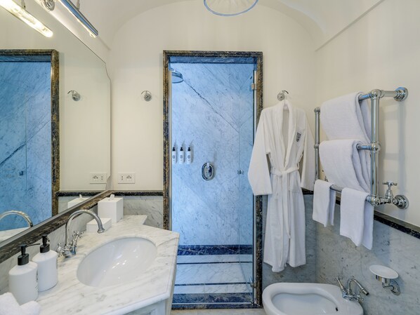 A bathroom with a marble sink, a bidet, a bathtub, and a shower. - Hotel du Tasso (Sorrento)