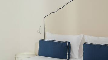 Classic-Doppel- oder -Zweibettzimmer, Blick auf den Innenhof | Zimmersafe, schallisolierte Zimmer, kostenloses WLAN, Bettwäsche