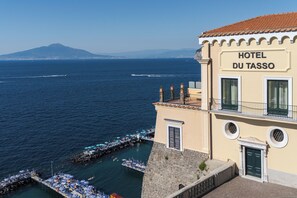 A coastal hotel with a view of the sea and mountains in the background. - Hotel du Tasso (Sorrento)