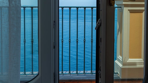 A balcony with a view of the sea and a metal railing. - Hotel du Tasso (Sorrento)