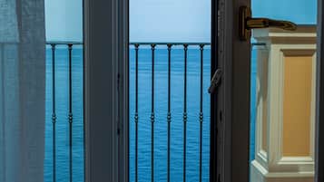 In-room safe, soundproofing, free WiFi, bed sheets