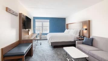 Escritorio, tabla de planchar con plancha, wifi y ropa de cama