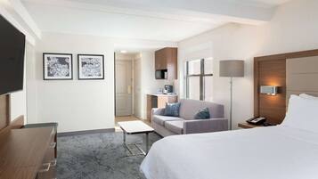 Escritorio, tabla de planchar con plancha, wifi y ropa de cama