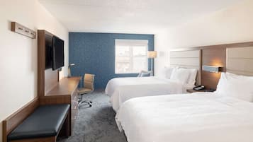 Escritorio, tabla de planchar con plancha, wifi y ropa de cama