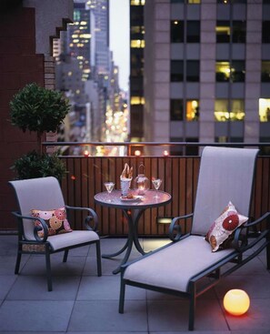 Outdoor dining - Unique Alchemy Of Comfort And Allure In Midtown NYC (New York)