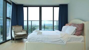 Leilighet – deluxe, 4 soverom, balkong | Sengetøy av topp kvalitet, senger med Select Comfort-madrass og minibar