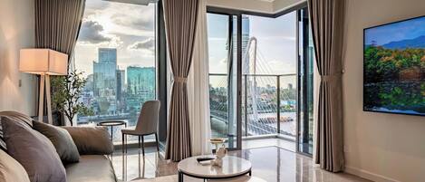 Appartement Deluxe, 3 chambres, balcon | Aire de séjour | Téléviseur connecté de 47 po avec télévision par cùble, films payants