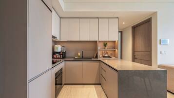 Leilighet – deluxe, 2 soverom, balkong | Eget kjøkken | Kjøleskap, mikrobølgeovn, ovn og kokeplater