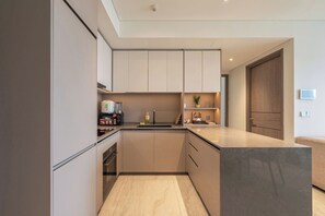 Leilighet – deluxe, 2 soverom, balkong | Eget kjøkken | Kjøleskap, mikrobølgeovn, ovn og kokeplater