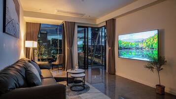 Leilighet – deluxe, 3 soverom, balkong | Oppholdsområde | En 47-tommers smart-TV med kabel-kanaler samt filmkjøp