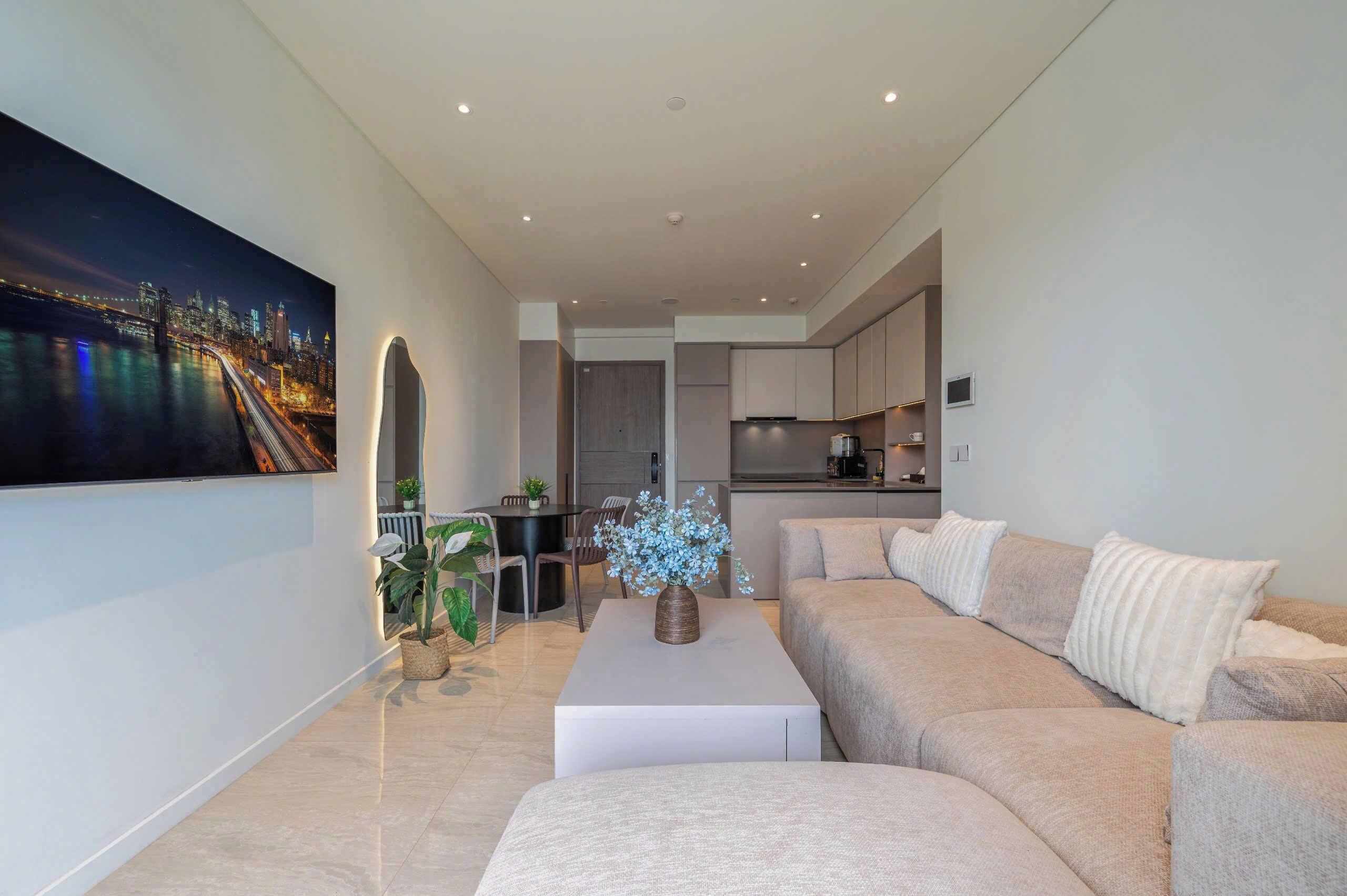 Leilighet – deluxe, 2 soverom, balkong | Oppholdsområde | En 47-tommers smart-TV med kabel-kanaler samt filmkjøp