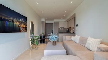 Leilighet – deluxe, 2 soverom, balkong | Oppholdsområde | En 47-tommers smart-TV med kabel-kanaler samt filmkjøp