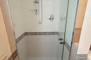 Douche, bidet, serviettes fournies