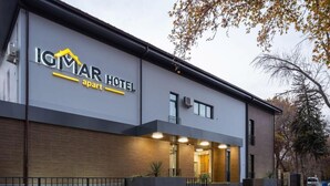 Un edificio moderno con un letrero que dice 'IGMAR HOTEL apart'.