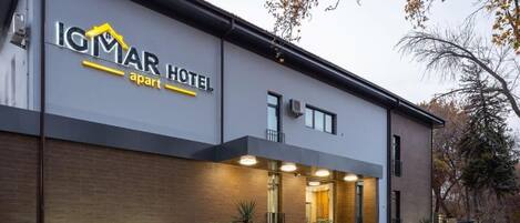 A modern building with a sign reading 'IGMAR HOTEL apart.'