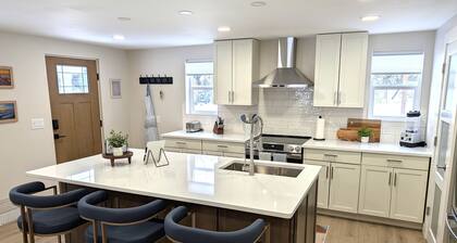 New! Lake, Town, and Dunes - Simply Gorgeous and Great Location in Downtown Frankfort! Also dog-friendly!