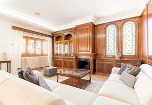 TV - Luxurious traditional Mallorcan 4-bedroom village villa (Santa Margarida)