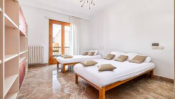 Iron/ironing board, free WiFi, bed sheets