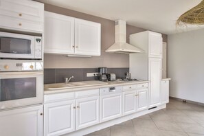 Køleskab, mikrobølgeovn, ovn, kogeplade