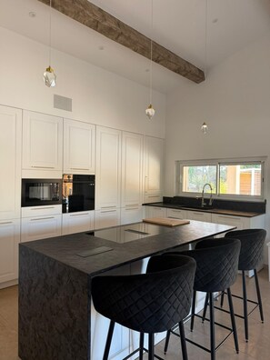 Private kitchen - Villa TYMA, var Vidauban heated pool, spa house 12 persons (Vidauban)
