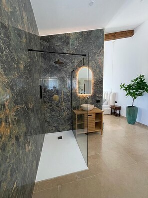 Shower, hair dryer, towels - Villa TYMA, var Vidauban heated pool, spa house 12 persons (Vidauban)