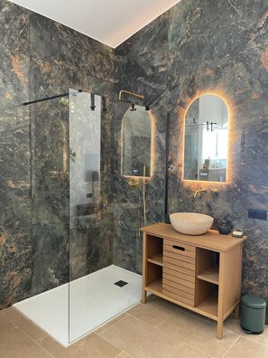 Shower, hair dryer, towels - Villa TYMA, var Vidauban heated pool, spa house 12 persons (Vidauban)