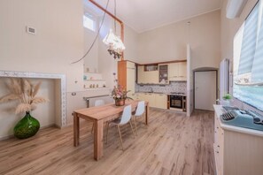 Fridge, microwave, oven, stovetop - Entire apartment in the historic center of Foligno (Foligno)