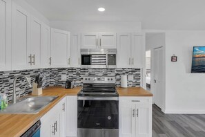 Fridge, microwave, oven, stovetop - Amazing big apartment! (Hollywood)