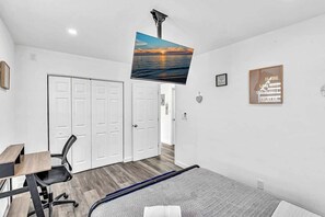 Iron/ironing board, free WiFi, bed sheets - Amazing big apartment! (Hollywood)