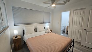 3 quartos, escrivaninha, ferros/tábuas de passar roupa, berço de viagem