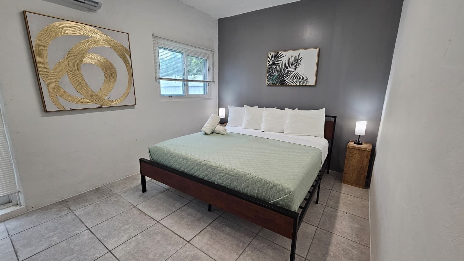 办公桌、熨斗/熨衣板、旅行婴儿床、免费 WiFi