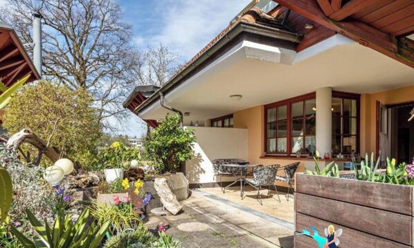 Outdoor dining - Claudis Seeland vacation apartment - Comfortable stay by the lake in Kressbronn (Kressbronn)