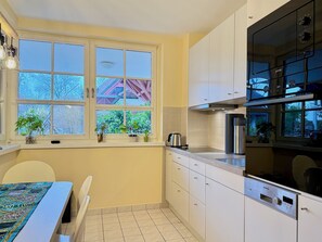 Fridge, microwave, oven, stovetop - Claudis Seeland vacation apartment - Comfortable stay by the lake in Kressbronn (Kressbronn)