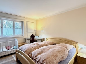 Travel cot, free WiFi, bed sheets - Claudis Seeland vacation apartment - Comfortable stay by the lake in Kressbronn (Kressbronn)