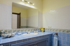 Dusch, hårtork och handdukar