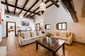 TV, fireplace - Finca Païssa d'en Bernat – Private Hilltop Estate with Infinity Pool & Sea Views (Illes Balears)