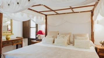 Tabla de planchar con plancha, wifi, ropa de cama