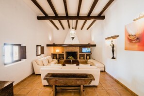 TV, fireplace - Finca Païssa d'en Bernat – Private Hilltop Estate with Infinity Pool & Sea Views (Illes Balears)