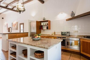 Fridge, microwave, oven, stovetop - Finca Païssa d'en Bernat – Private Hilltop Estate with Infinity Pool & Sea Views (Illes Balears)