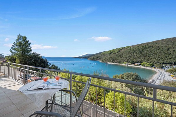 Outdoor dining - Holiday flat Apartment near the beach (Rabac)