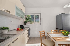 Coffee/tea maker, fridge, stovetop - Holiday flat Apartment near the beach (Rabac)