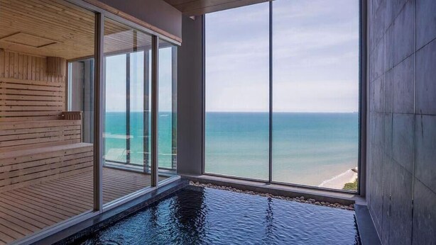 Ein moderner Infinity-Pool mit Blick auf den Ozean.