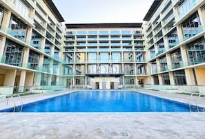 Outdoor pool - Bloomfields Modern 1BR In Masdar Cit (Abu Dhabi)