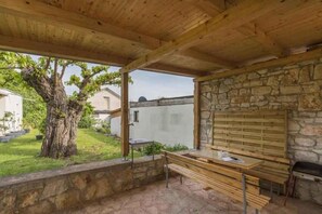 Outdoor dining - Holiday home with air conditioning (Karigador)